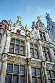 Brugge - la piazza dei Burg, la facciata cinquecentesca dell'antica anagrafe civile.